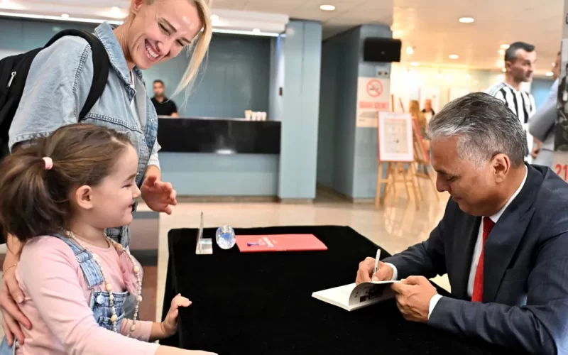 Başkan Uysal’dan yeni kitabına imza günü