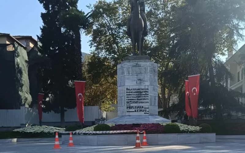 Büyükşehir’den Atatürk Anıtı’na bakım