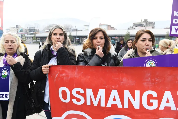 Bursa’da düdükler kadına şiddetin durması için çaldı